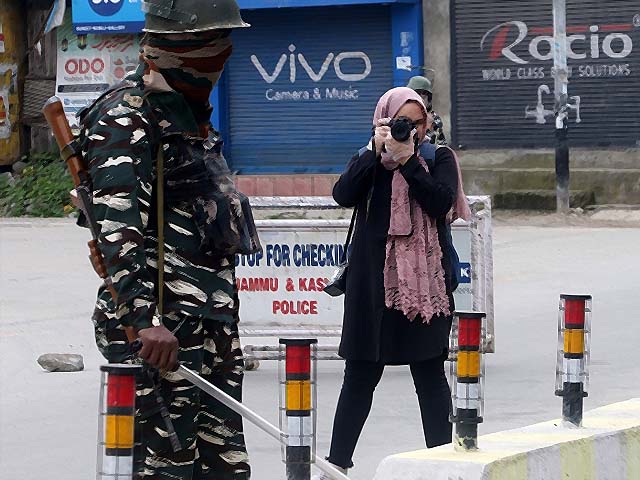 the-dangers-of-being-a-journalist-in-kashmir-the-express-tribune-blog